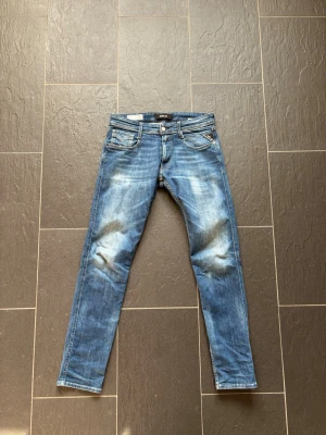 Replay anbass - Ett par Replay jeans i st 31/34. Super bra skick. Hör av dig vid frågor!