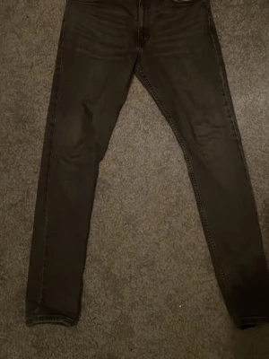 Levi’s jeans grå  - Ett par Levi’s jeans gråa i storlek W33 L34 bra skick inga skador eller fläckar 