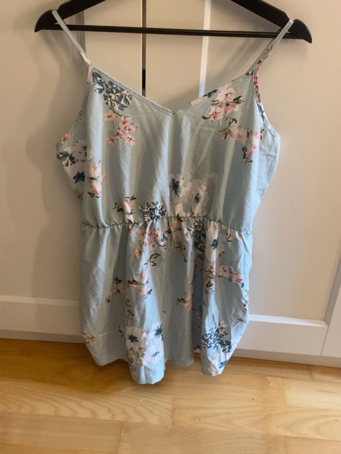 Ljusblå blommig somrig byxdress
