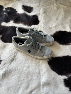 Converse All Star PRO skor  - Converse All Star PRO skor | Skick: 9/10 bara lite smutsiga | Storlek: - 44 (skulle säga att det är mer som 43,5-43 i storlek ) | Hör av dig vid minsta lilla fråga 📲(Pris ej hugget i sten) 