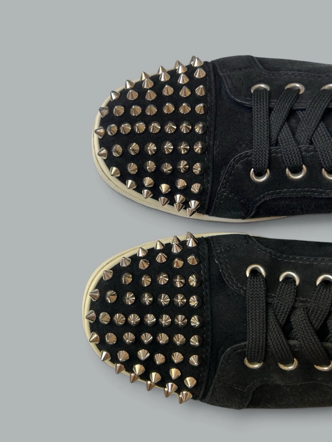 Louboutin Seavaste Skor I Svarta Mocka Silverfärgade Spikar - 2