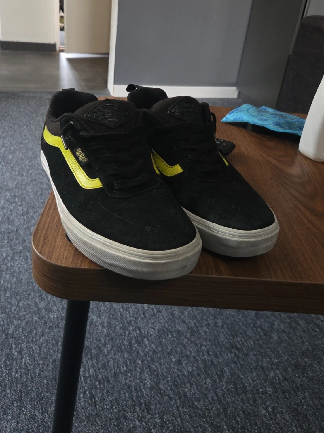 Svarta Vans sneakers med gul detalj - 1