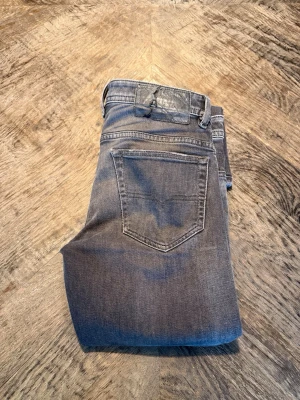 Diesel Jeans - Säljer dessa riktigt snygga och eftertraktade diesel jeans. Köptes i USA för drygt ett år sedan. Dom är använda men fortfarande i bra kvalité. Dom säljs inte längre vilket gör dom extra attraktiva. Storlek 30/32 och köptes för 2899kr