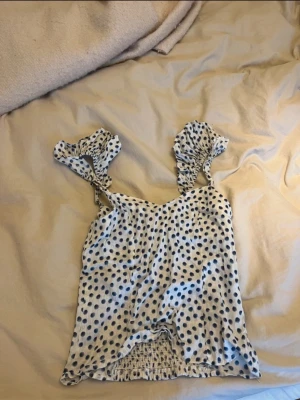 Prickig topp - Snygg topp med blå prickar på, för stor för mig tyvärr därför inge bilder med den på! Bra skick men behövs strykas🥰