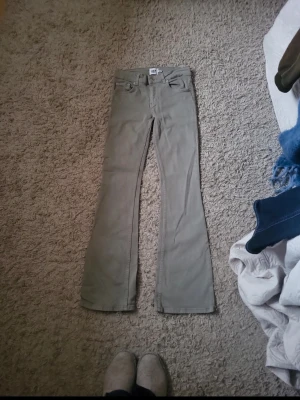 Grå bootcut jeans från 157 - Snygga grå bootcut jeans från 157 med låg midja. Klassisk femficksmodell och raka ben som slutar i en lätt utsvängd passform. Perfekta för dig som gillar en avslappnad men trendig stil.