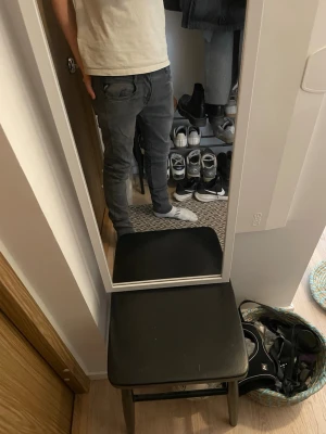 Grå slim fit jeans - Säljer ett par grå slim fit jeans med klassisk femficksdesign och normal midja. Jeansen har en modern, smal passform och är perfekta för en avslappnad men ändå stilren look. Passar till det mesta och är lätta att matcha med olika plagg. Har litet slitage som är ihopsytt, men syns knappt och är inte ett problem.