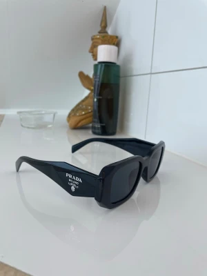 Prada solglasögon - Solglasögon från Prada, köpta på Vinted! Har tyvärr ingen orginalbox eller kvitto, därav priset