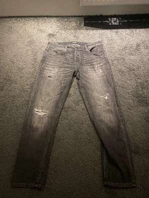 Jack N Jones jeans  - Säljer dessa eleganta jeans eftersom att dem inte passar mig . Storlek 32/32 och är slim fit . Sitter dock lite mer som regular fit . Säljs för endast 399!