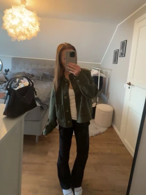 Snygg grön jacka från hm - Jättesnygg grön jacka från hm i storlek xs, inte mycket använd och i jättebra skick! Hör av er vid frågor💞🙌🏼