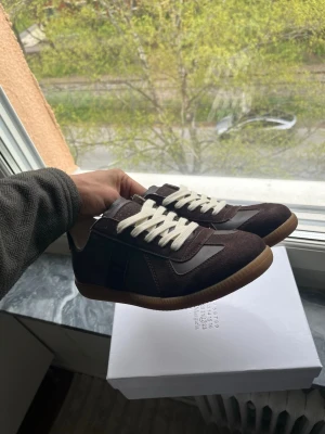 Maison margiela skor - Säljer mina maison margiela skor då de inte passade mig. Topp skick(har bara testat de)  Låda och kvitto från farfetch fås med.        Bara höra av er vid minsta fundering!