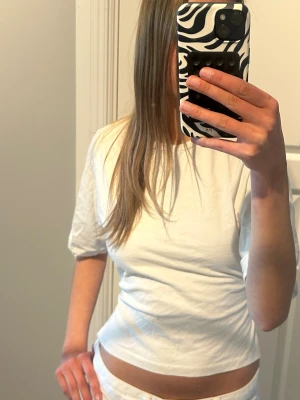Öppen rygg t-shirt - Säljer denna t-shirt med öppen rygg som man knyter pga att jag inte använder den längre!