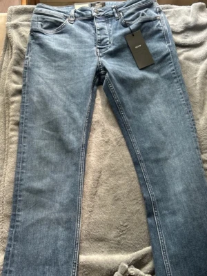 Blåa Jeans från Neuw Stockholm  - Tjena säljer dessa helt Snygga oanvända Neuw Stockholm jeans,  Storlek: W 31 L 34  Säljer pågrund av att dom inte kommit till användning✨  Nypris ca 1,200 mit pris 750. priset är inte hugget i sten, så kom med Prisförslag🤝
