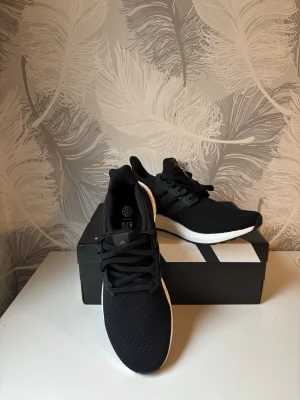 Adidas Ultraboost - Helt nya oanvända og Adidas Ultraboost 1.0 Storlek 42. Tveka inte att dm:a vid intresse!