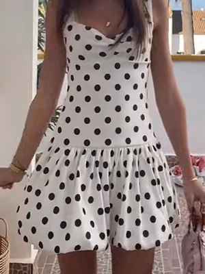 Jättesöt prickig klänning! - Köpt på vinted och lappen är bortklippt så vet tyvärr ej märket, men jag skulle gissa på zara. Säljer då den var lite stor på mig (bilden är lånad från tiktok) men skriv om ni vill ha fler bilder eller mått!😊