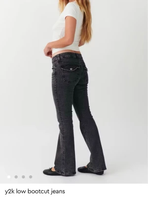 Svarta bootcut jeans med låg midja - Använd fåtal gånger, som nya