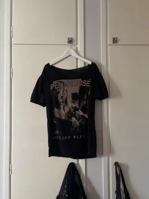 Cool Tröja - Cool tröja med avklippt neckline. Inte sönder någon annan stans. Skulle säga att den är storlek S-M. Jag möts gärna upp:3