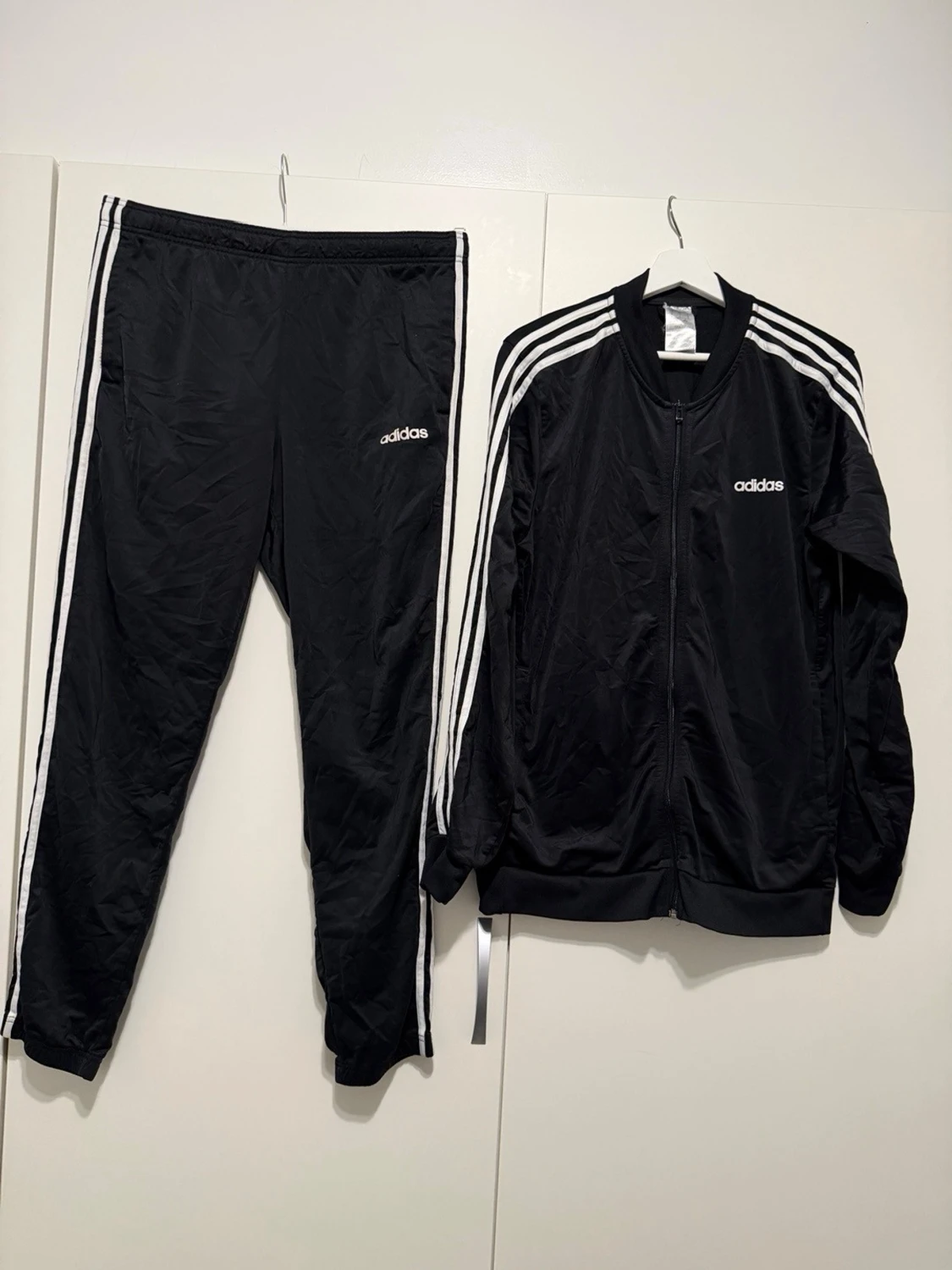 Svart Adidas träningsset med vita ränder