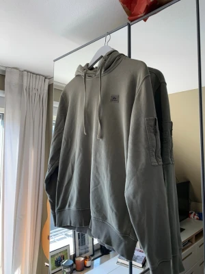 Alpha Industries Hoodie - Grön Hoodie från alpha industries Bra skick  Storlek M men ganska liten i storlek Passar S Skriv vid frågor 