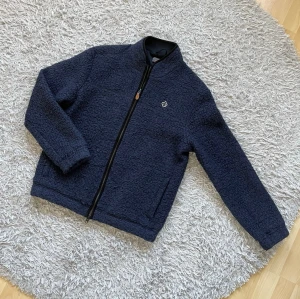 Morris Fleece - Säljer en skön Morris fleece perfekt för våren och kallare sommarkvällar! | Mycket fint skick utan defekter! | Storlek S. | Ställ gärna frågor innan du köper!