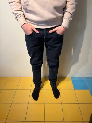 DonDup jeans - Ett par mörkblå och fina dondup jeans i modellen George, modellen är 5 fickig och är väldigt snygg till vardags. Modellen på bilden är 170cm lång och väger 60kg, sitter bra som fon, tveka inte att höra av er 