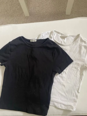 2st basic t-shirts  - En vit samt en svart Basic T-shirt från Gina Tricot