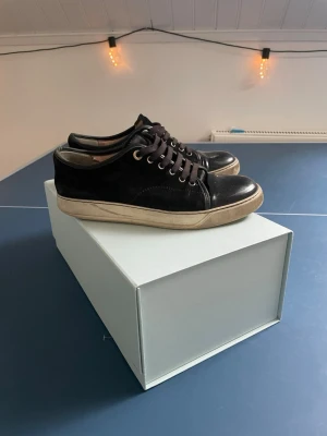 Lanvin  - Tja säljer dessa riktigt fetta Lanvin i storlek 40 mycket goa skor till sommaren kan fräscha upp dom vid intresse (kom privat för annat pris)hör av dig vid minsta fråga🎉