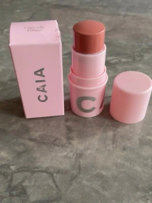 CAIA Cupcake Glaze krämrouge stick - Aldrig använd. Köpte i fel färg! Helt ny alltså. Nypris 245kr, färg - cupcake glaze