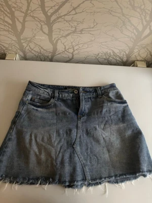 Jeanskjol  - En jättefin jeanskjol💗 säljer den då den inte passar mig i storleken