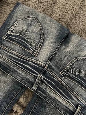 Jeans - Lågmidjade bootcut jeans! köpta från plick, passar 34/36 möjlitgvis 38, säljer då dem inte är min stil längre🤍🤍 ❤️‍🔥❤️‍🔥