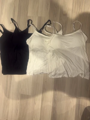 4-pack linnen inbyggd bh - Säljer bekväma baslinnen med reglerbara axelband och inbyggd vaddering/cups så du slipper bh under. Supermjuka och perfekta basplagg!