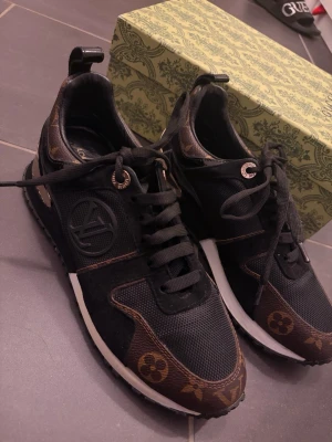 Sneakers - Fina sneakers, knappt använda. I storlek 37 men passar även 38
