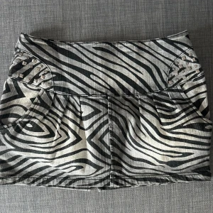 Zebra monster Lågmidjad Jeanskjol - Ascool lågmidjad och unik jeanskjol i zebra mönster köpt secondhand har inga bilder på då den ej passar.