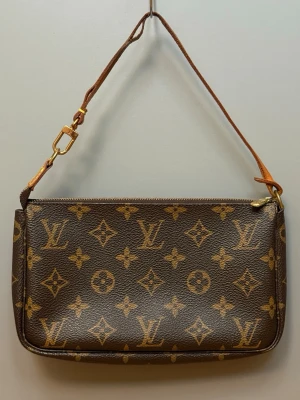 Louis Vuitton Pochette Accessoires - Louis Vuitton Pochette Accessoires bag we’ll taken care of. Stamped ”LOUIS VUITTON PARIS made in France” Date code AR1000. Please let me know if you’d like more photos or questions. 3 x 13 x 23 cm