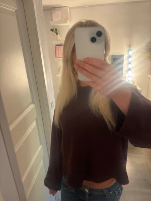 Vinröd stickad tröja gina - Den har ett håll vid armen men är annars i bra kvalité 