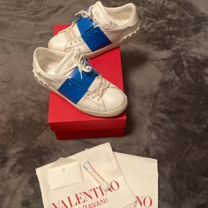 Valentino skor - Hej! Säljer ett par valentino open skor i färgen Blå/Vit väldigt eftertraktade skor skick 8/10 Storlek 42 Box tags påsar allt får man med :) hör av er för mer info ///. Kan gå ner i pris vid en snabb och smidig affär!!