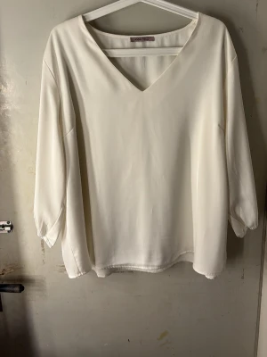Vit blus  - En vit blus i ett skönt luftigt material, perfekt till sommaren!