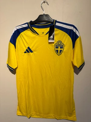 Sverige tröja  - Säljer denna Sverige tröja som inte kommer till användning, den är helt ny