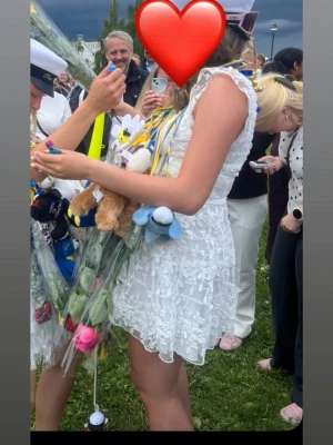 Vit spetsklänning med v-ringning - Säljer min fina studentklänning som jag endast använt en gång, hade den inte på flaket så den är i ny skick❤️