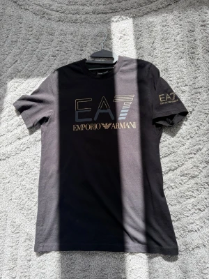 Svart EA7 Emporio Armani t-shirt - Snygg svart t-shirt från EA7 Emporio Armani. 