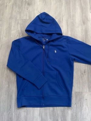 Mörkblå polo hoddie - Storlek S riktigt snygg,dm vid intresse
