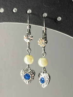 Söta vintage örhängen med pärlor och hjärta - Söta örhängen i silver med vita pärlor och hjärtformade hängen dekorerade med blå sten. 