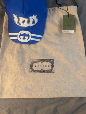 Gucci keps - Hej säljer min helt nya Gucci keps som endast ä r testat men var i fel size. Den kommer med dustbag och tags, size L/59