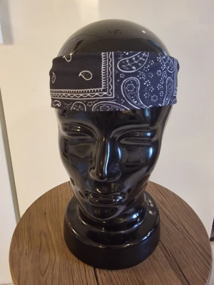 Bandanas/hårband cachewnöt svart - Bandanas/hårband cashewnöt. Elastisk. 23,5 cm huvud. Bredd 6 cm. Trikåtyg. Polyester.