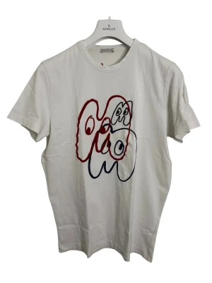 Moncler T-shirt - Skriv för fler bilder  Färg - Vit  Märke - Moncler  Storlek - S  Skick- Väldigt bra skick