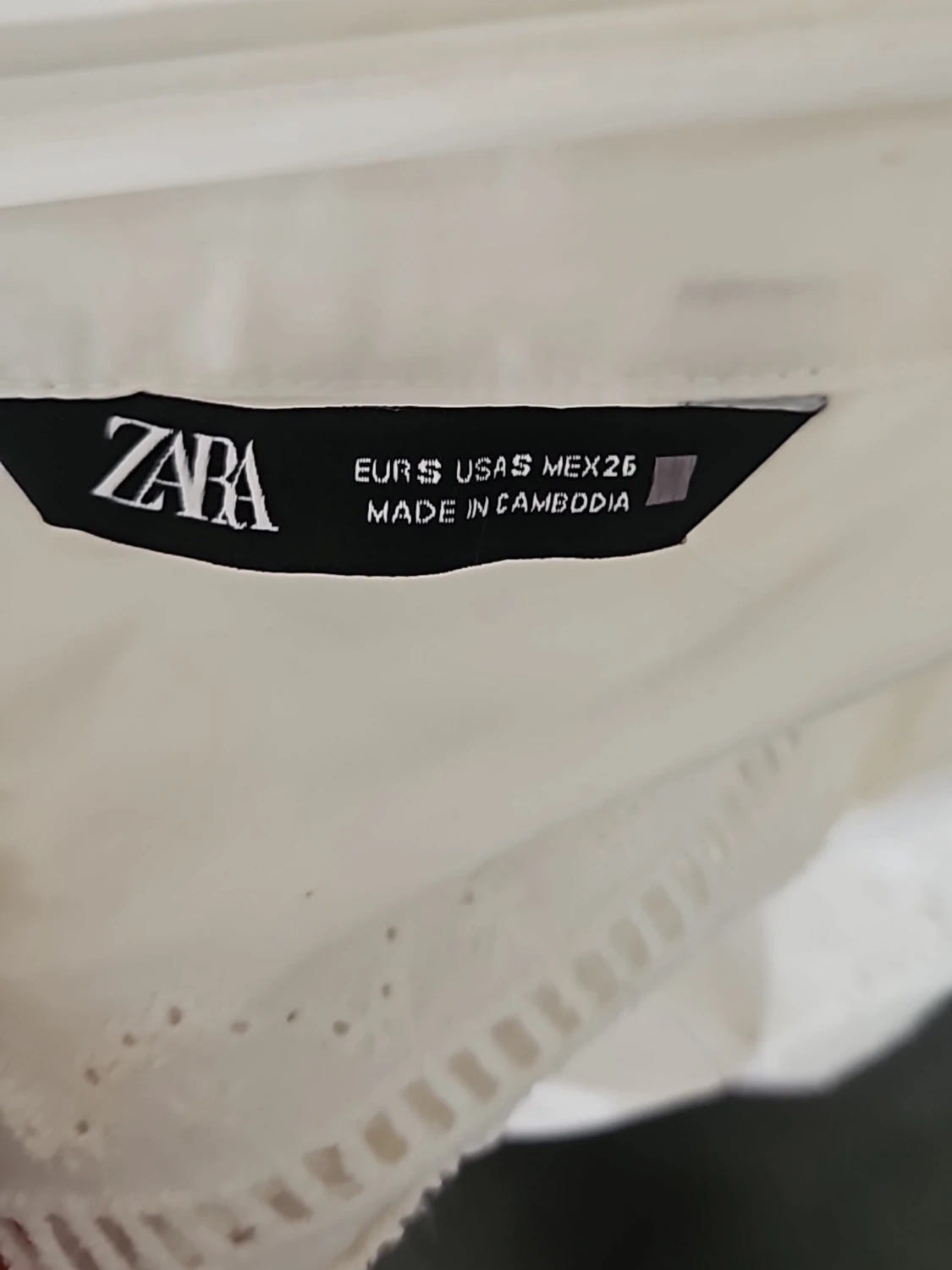 Vit blus med broderade detaljer från Zara - 3