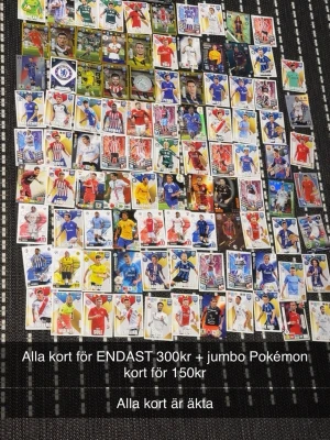 Stor samling  av gamla och unika fotbollskort och Pokémonkort - Säljer en stor samling fotbollskort med spelare från olika lag och ligor, samt ett jumbo Pokémonkort. Korten har färgstarka motiv och varierande design, perfekta för samlare eller fans av fotboll och Pokémon. Jumbo snorlax Pokémon kort säljs för 150kr, helt bra skick och äkta. Skriv ifall du inte vill köpa snorlaxen enbart istället.