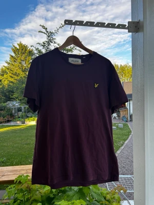 Lyle and scott T-shirt - Fin Lyle and scott T-shirt i vinröd, inget fel med den överhuvudtaget. 