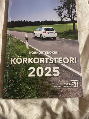 Körkorts teori bok! - Jätte bra skick förutom lite fläckig baksida. Köpt för 300kr! All teori i en bok!!
