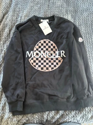 Moncler tröja svart  - Moncler tröja svart helt ny oanvänd storlek small passar längd 170cm till 180 cm 