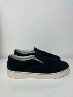 Bottega Veneta  - Säljer nu dessa Bottega Veneta Slip ons, skriv för fler bilder/frågor🙌🏼